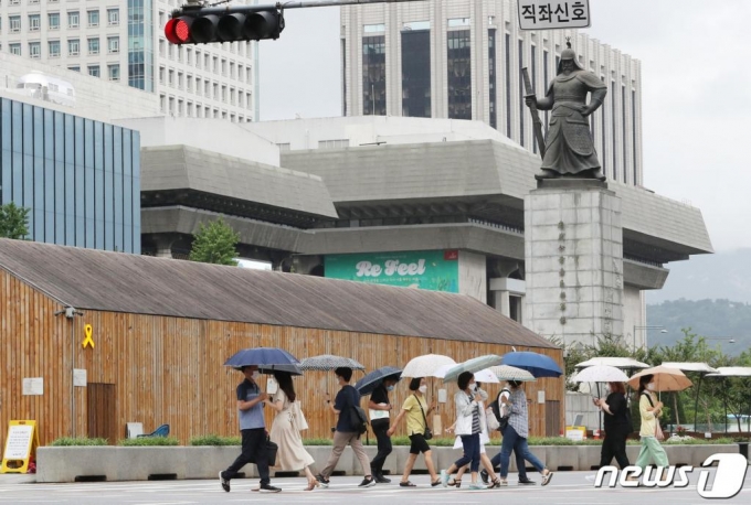 전국에 비가 내린 10일 서울 종로구 광화문 일대에 우산을 쓴 시민들이 발걸음을 재촉하고 있다./사진=뉴스1