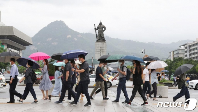전국에 비가 내린 10일 서울 종로구 광화문 일대에 우산을 쓴 시민들이 발걸음을 재촉하고 있다. /사진=뉴스1