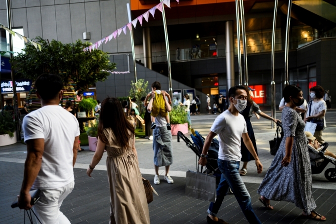 일본 도쿄의 거리에서 마스크를 쓴 사람들이 걸어가고 있다./사진=AFP