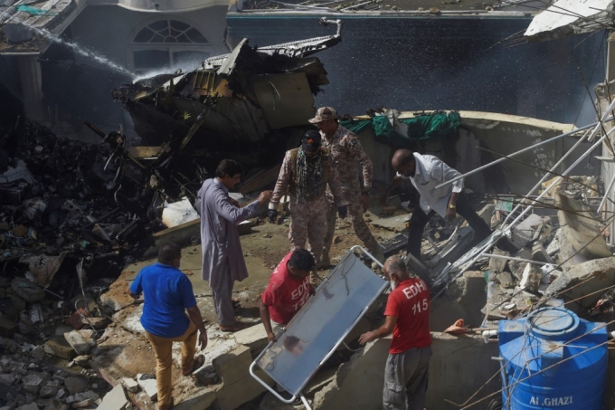 5월 22일 파키스탄 국제항공 라호르발 카라치행 A320 여객기(PK8303편)가 신드주 카라치 진나공항 활주로에서 1㎞도 안 떨어진 주택가에 추락했다/사진=AFP