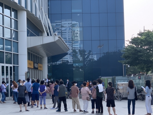 9일 오전 9시20분쯤 서울 성동구 성수동 이마트 본점 앞에서 비말차단용 마스크를 구매하기 위해 시민 100여명이 넘는 시민들이 줄을 서고 있다./사진= 임찬영 기자
