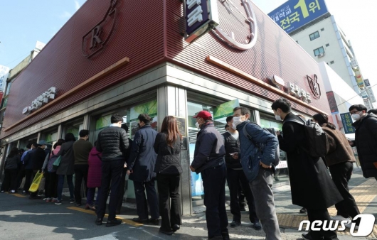 마스크 5부제가 시행된 3월 9일 오전 서울 종로구의 한 대형 약국에서 시민들이 공적 마스크를 구매하기 위해 줄을 서 있다. /사진=뉴스1
