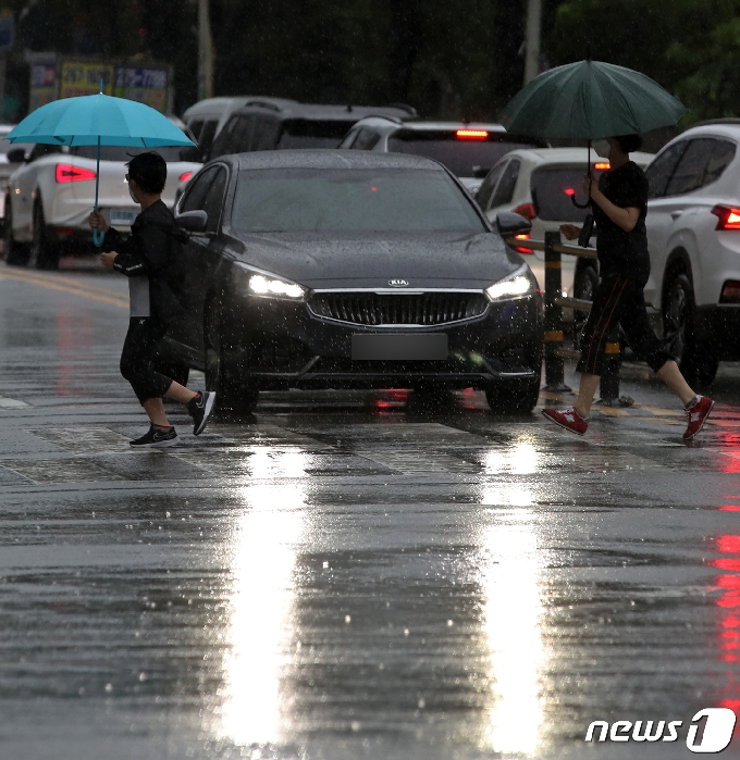 울산 남구 삼산동에서 지난 10일 우산을 쓴 시민들이 발걸음을 옮기고 있다./뉴스1 © News1 윤일지 기자