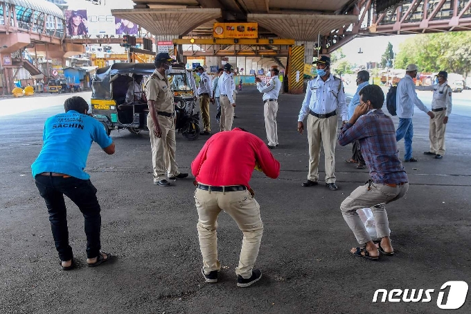 인도의 뭄바이에서 코로나19 봉쇄령을 위반한 시민들이 쪼그려뛰기를 하고 있다. © AFP=뉴스1