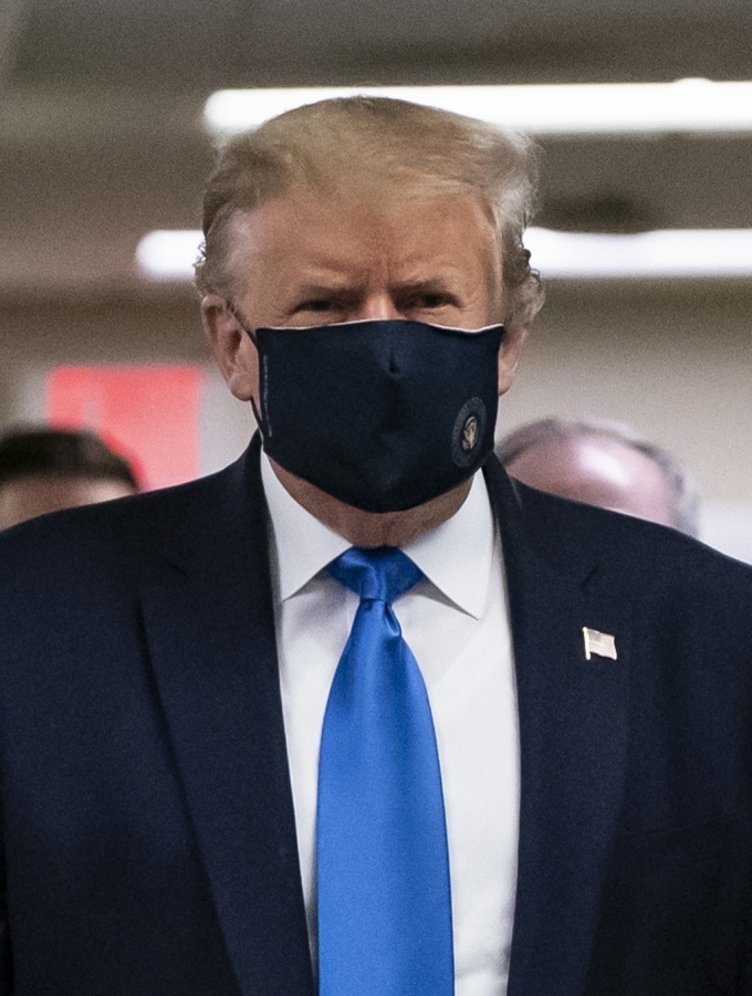 11일(현지시간) 도널드 트럼프 미국 대통령이 금색 대통령 인장이 찍힌 남색 마스크를 쓴 채 메릴랜드주 월터 리드 국립군 의료센터를 방문했다. 그가 공식석상에서 마스크를 쓴 것은 이번이 처음이다.  /사진=AFP