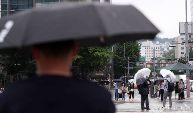 전국에 본격적인 장마가 시작된 24일 오전 서울 광화문네거리에서 시민들이 우산을 쓴 채 발걸음을 옮기고 있다. / 사진=김휘선 기자 hwijpg@