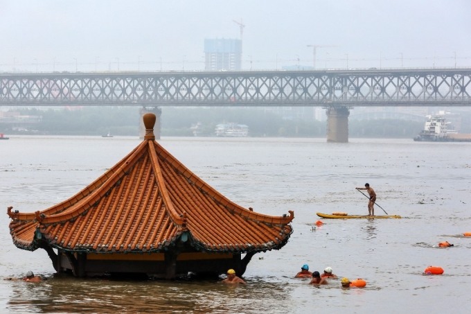 8일 후베이성 우한의 양쯔강 주변에 한 누각이 물에 잠겨 있다. /사진=AFP