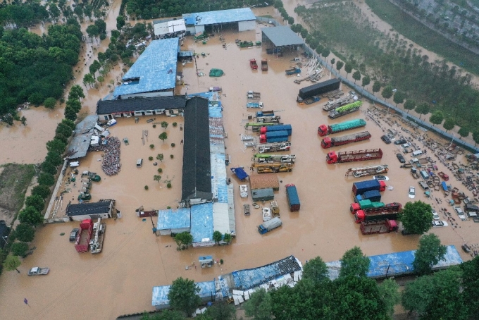 7일 중국 동부 안후이성 황산시가 폭우로 인해 건물과 차량이 침수돼 있다. /사진=AFP
