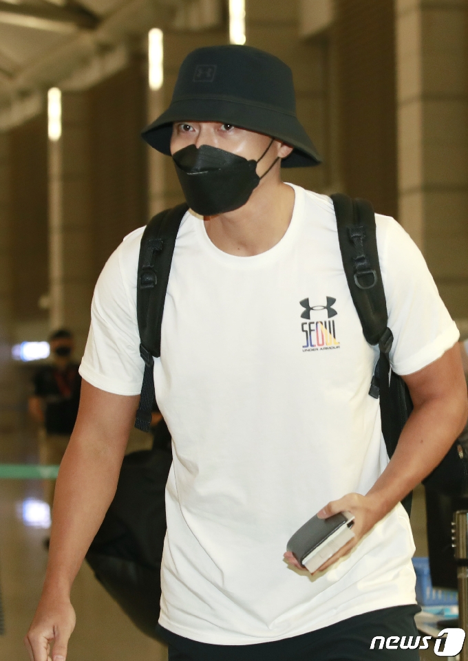 [사진] 현빈 'SEOUL' 티셔츠 입고 요르단 출국