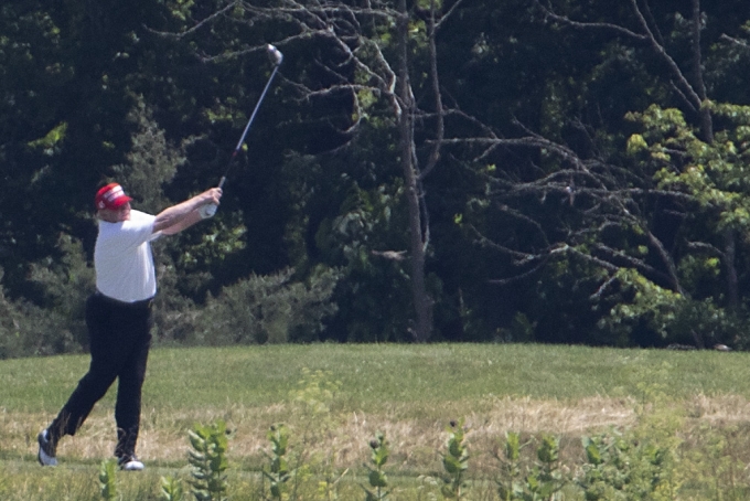 지난 6월 21일 미 버지니아주에 있는 자신의 골프장에서 골프를 치고 있는 도널드 트럼프 미국 대통령. /사진=AFP