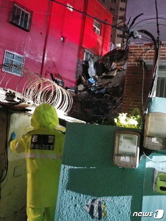 부산경찰청은 이날 새벽 1시 24분 서부 남부민동 은성교회 인근 폐가 건물이 붕괴됐다는 신고가 접수돼 폴리스라인을 설치했다.(부산경찰청 제공)© 뉴스1
