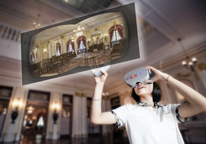 SK텔레콤 청소년 홍보모델이 VR 기기를 착용하고 점프 VR 앱에서 덕수궁 석조전 접견실 내부를 360도 VR 영상으로 관람하고 있다./사진제공=SK텔레콤