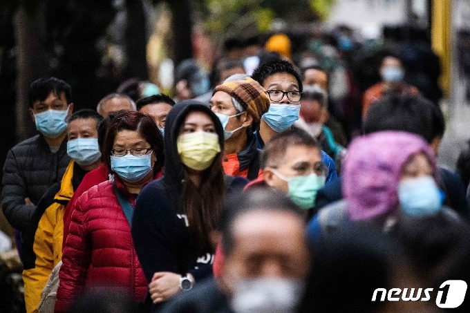 중국발 신종 코로나바이러스 감염 예방을 위해 마스크 쓴 홍콩 시민들이 5일(현지시간) 새로 마스크를 구입하기 위해 몇 시간째 밖에 줄 서 있다.. © AFP=뉴스1 © News1 정윤미 기자