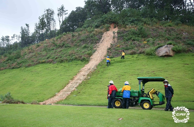 [사진] '우천으로 훼손된 골프장'