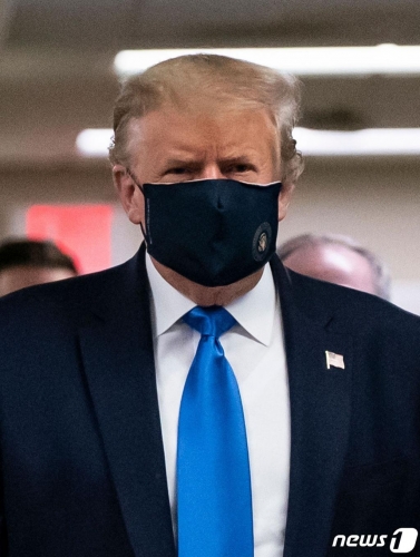 (베데스다 AFP=뉴스1) 우동명 기자 = 도널드 트럼프 미국 대통령이 11일(현지시간) 메릴랜드주 베데스다에 있는 월터 리드 국립 군 의료센터를 방문하면서 공개석상에서 처음으로 마스크를 착용하고 있다.   ⓒ AFP=뉴스1