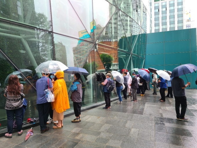 13일 영결식이 치러진 서울시청사 유리벽 앞에 시민들이 모여있다. /사진=김지훈 기자