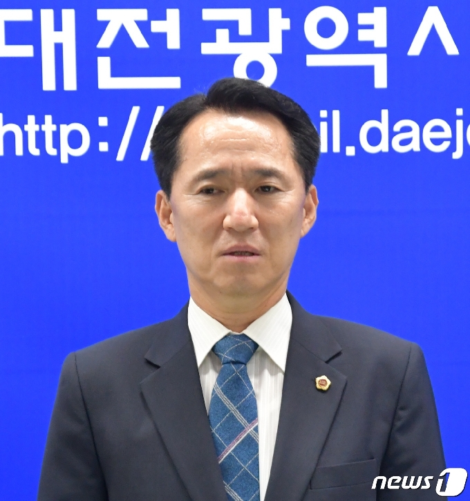 대전시의회 후반기 의장 선출이 부결되자 권중순 의원이 3일 시의회 기자실에서 의원직 사퇴 의사를 밝히고 있다.© 뉴스1