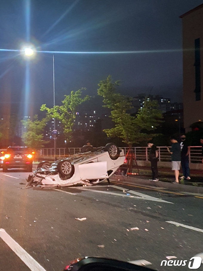 [사진] 광주서 차량 전복사고…1명 부상