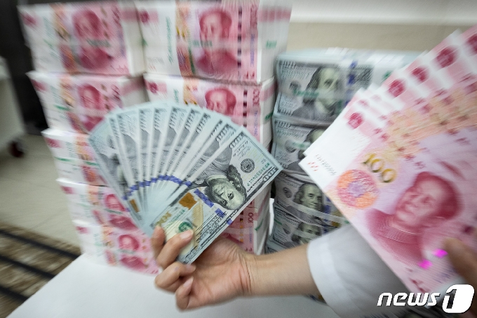 미국 달러와 중국 위안화 지폐. © News1