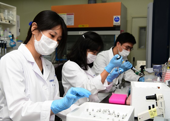 표준연 연구팀이 코로나19 바이러스 유전자 표준물질을 제조하고 있다/사진=표준연