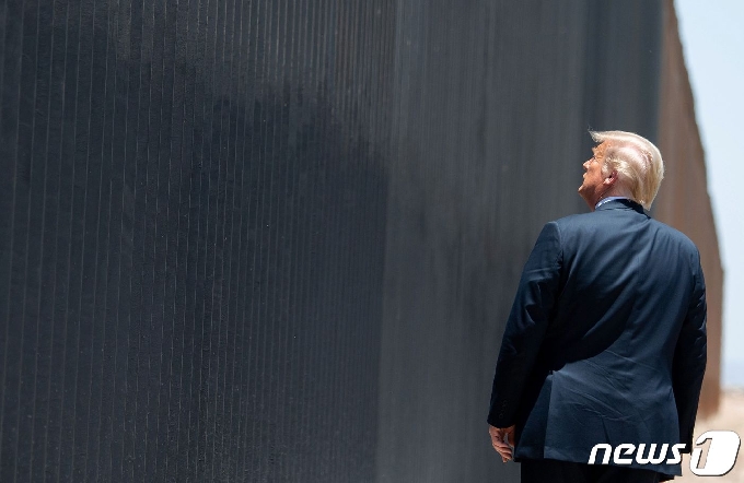 도널드 트럼프 미국 대통령이 지난달 23일 애리조나주 산루이에서 200마일 규모의 멕시코 국경장벽 완공 기념식에 참석을 하고 있다. © AFP=뉴스1 © News1 우동명 기자