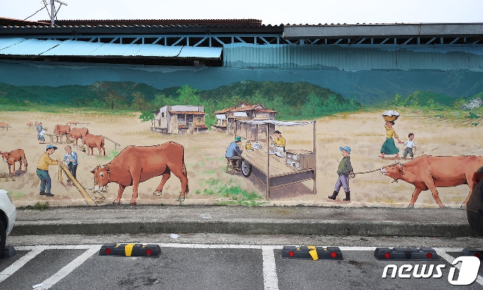 산청시장 공설주차장에 있는 우시장 터를 나타내는 벽화(산청군 제공)© 뉴스1
