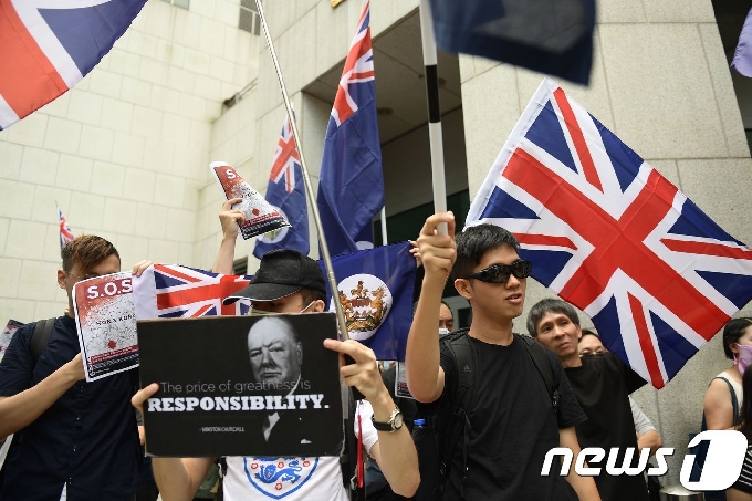 15일(현지시간) 송환법 철회 발표 이후에도 홍콩 시민들이 영국 국기를 들고 행정장관 직선제 등을 요구하는 민주화 시위를 하고 있다. © AFP=뉴스1 © News1 우동명 기자