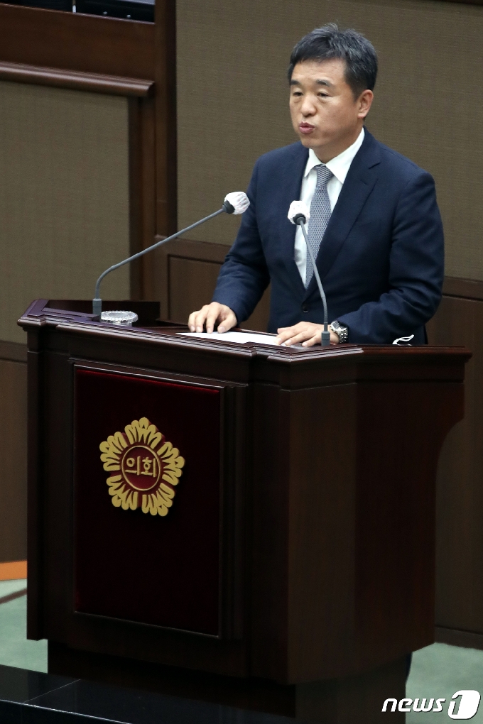 [사진] 서울시의회 임시회 본회의 출석한 서정협 권한대행