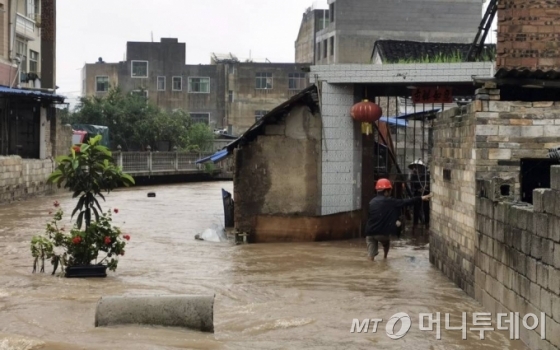 [후이수이(중 구이저우성)=AP/뉴시스] 지난 24일 중국 구이저우성 후이수이현에서 집중호우로 거리에 물이 차있다. 중국 남부지방에 지난달 말부터 약 한달동안 쏟아지면서 1300만명이 넘는 수재민이 발생하는 등 피해가 속출하고 있다. 2020.06.27