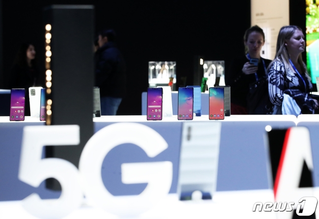 삼성전자의 5G 갤럭시 스마트폰. /뉴스1