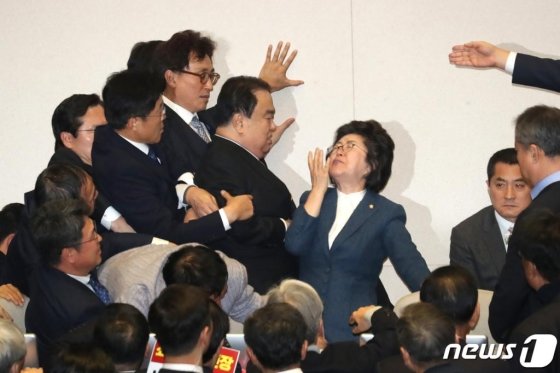 지난해 12월 27일 서울 여의도 국회 본회의장에서 의장석을 점거한 자유한국당 의원들. 이은재 의원이 문희상 국회의장을 막아서고 '성희롱 하지마'라고 외치고 있다. / 사진=뉴스1