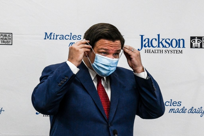 13일 마이매미 잭슨빌 병원을 찾은 로널드 디샌티스 미국 플로리다 주지사/사진=AFP