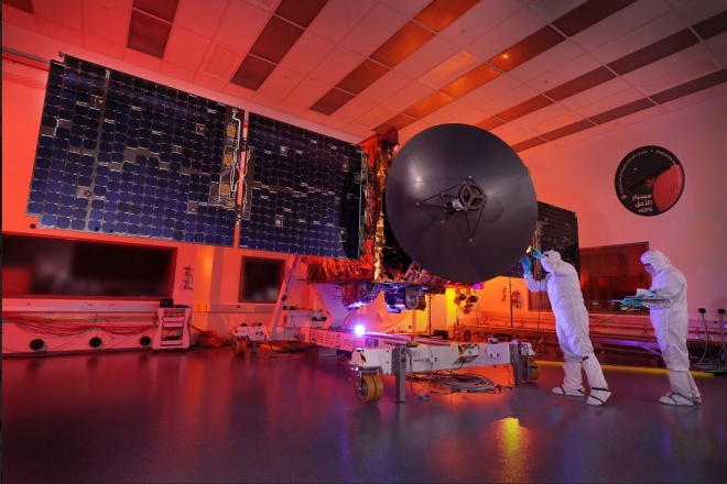 15일 새벽 5시15분 일본 남서부 다네가시마 우주센터에서 MHI H2A 로켓에 실려 발사할 화성 탐사선 아말을 연구진이 최종 점검하고 있다/사진=UAE 무함마드빈라시드우주센터