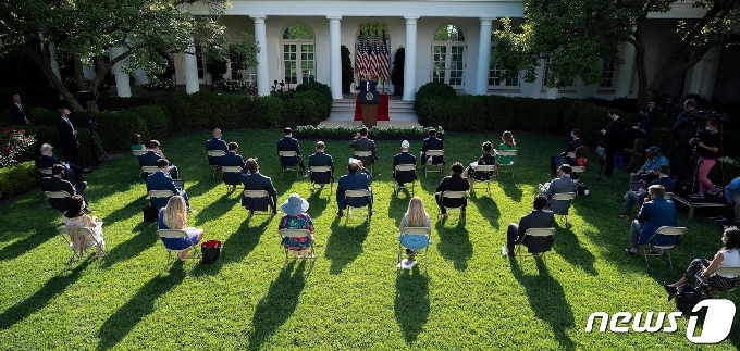 14일(현지시간) 워싱턴 백악관 로즈가든에서 열린 도널드 트럼프 미국 대통령의 기자회견 동안 취재진들이 거리두기를 하면서 앉아 있다. © AFP=뉴스1 © News1 우동명 기자