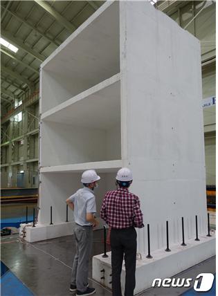 ‘경주 지진’을 모사한 진동대 실험에 사용된 높이 5m, 3층 규모의 ‘전단벽 구조물’© 뉴스1