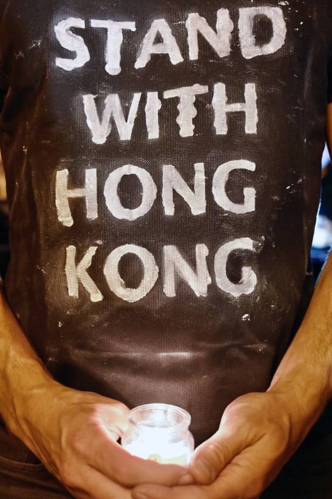대만 타이베이에서 열린 홍콩 보안법 관련 홍콩 지지 시위에서 '홍콩과 함께 하겠다'는 문구가 적힌 티셔츠를 입은 시민/사진=AFP