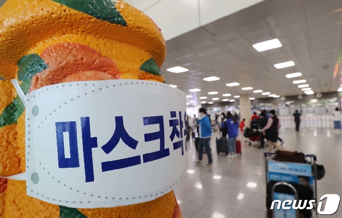 제주국제공항 국내선 도착장에 마스크를 쓴 돌하르방이 서 있다.© News1 오현지 기자
