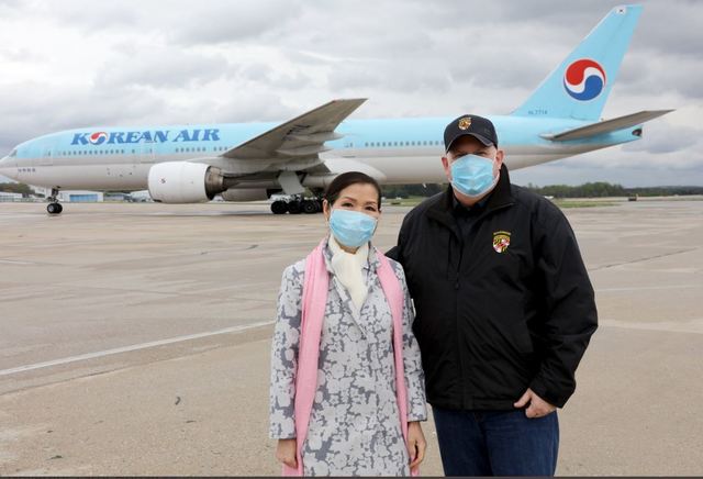 [서울=뉴시스] 래리 호건 미국 메릴랜드주지사(오른쪽)와 유미 호건 여사가 지난 4월 한국에서 공수한 진단키트를 싣고 온 항공기 앞에서 포즈를 취하고 있다. (사진=래리 호건 트위터) 2020.7.17