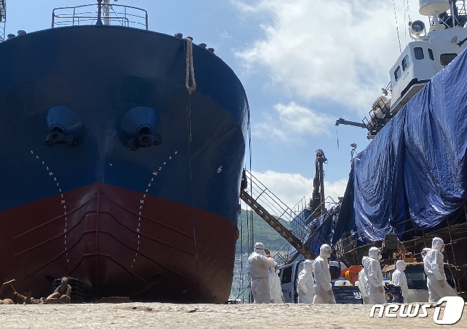 확진자 17명이 나온 러시아 선적 원양어선 의 모습. © News1 DB