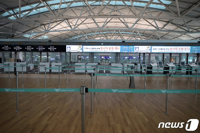 [사진] 텅 빈 공항 '코로나19 종식은 언제'
