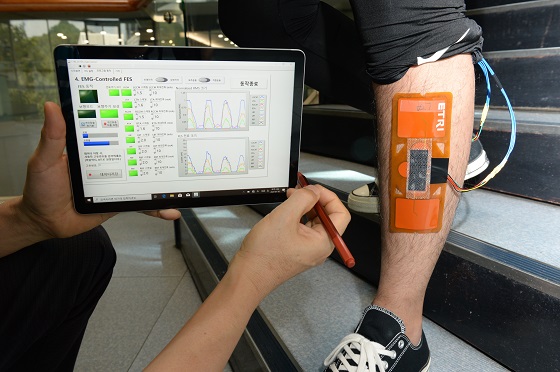 ETRI 연구진이 개발한 보행보조시스템이 실시간으로 근육 신호를 분석하고 신체활동을 보조하고 있는 모습/사진=ETRI