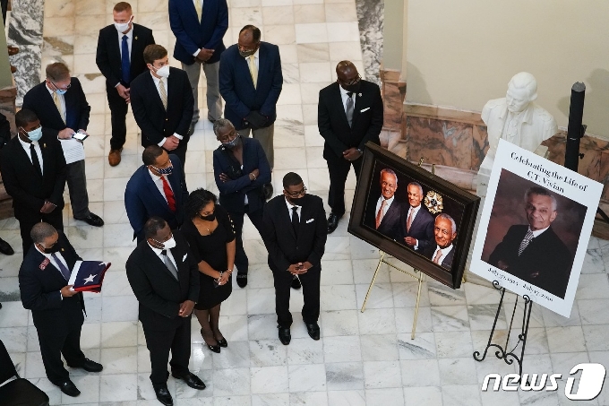 [사진] 흑인 인권운동가 비비안 목사 추모하는 시민들
