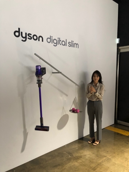 23일 성동구에서 열린 다이슨 신제품 출시 행사에서 1.9kg 무게의 다이슨 디지털 슬림 제품을 공개하고 있다. /사진=박소연 기자