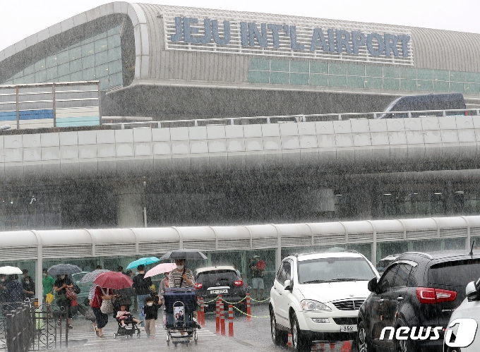 23일 제주지역 기상악화로 인해 일부 항공기 운항에 차질을 빚고 있다. /© News1 오현지 기자