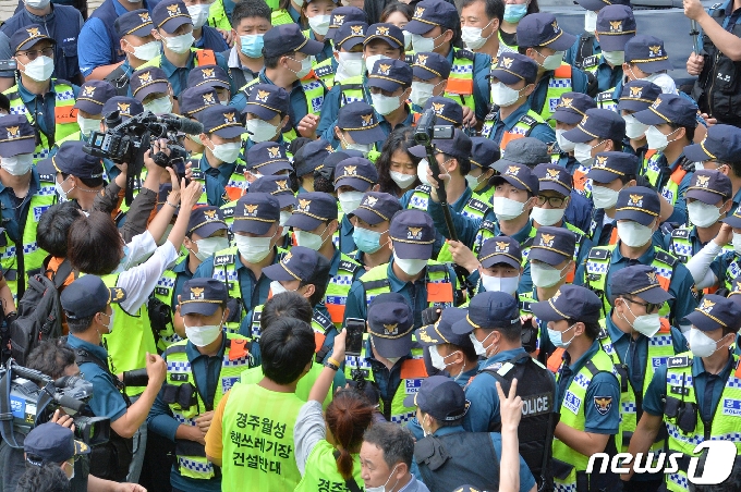 [사진] 경찰에 둘러싸인 김소영 위원장
