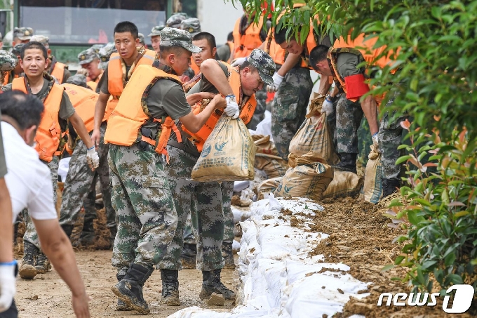 [사진] 모래주머니로 화이허강 제방 쌓는 中 병사들