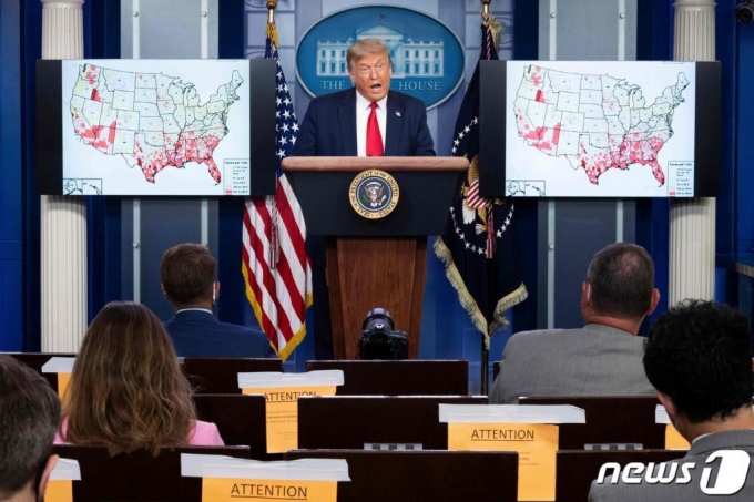 (워싱턴 AFP=뉴스1) 우동명 기자 = 도널드 트럼프 미국 대통령이 23일(현지시간) 워싱턴 백악관에서 열린 코로나19 TF 브리핑에서 발생현황 지도를 걸어놓고 발언을 하고 있다.   ⓒ AFP=뉴스1