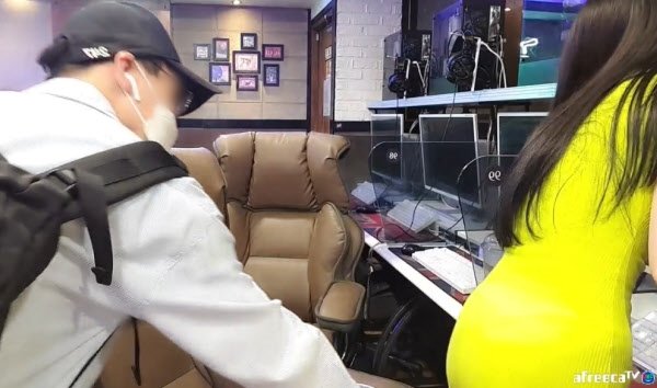 지난 24일 노란색 원피스를 입은 김씨가 PC 좌석을 정리하던 중 남성 A씨가 접근해 엉덩이 부분에 카메라를 들이밀었다./사진=BJ김옥분 아프리카TV 방송 캡처