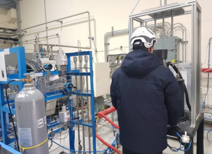한국가스안전공사 에너지안전실증연구센터 직원이 누출시험을 진행하고 있다./사진제공=한국가스안전공사