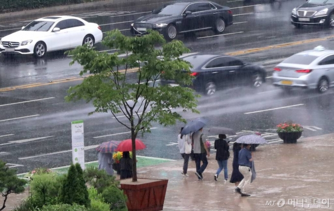 전국에 본격적인 장마가 시작된 지난달 24일 오후 서울 중구 일대를 지나는 시민들이 우산을 쓴 채 발걸음을 옮기고 있다. / 사진=홍봉진 기자 honggga@